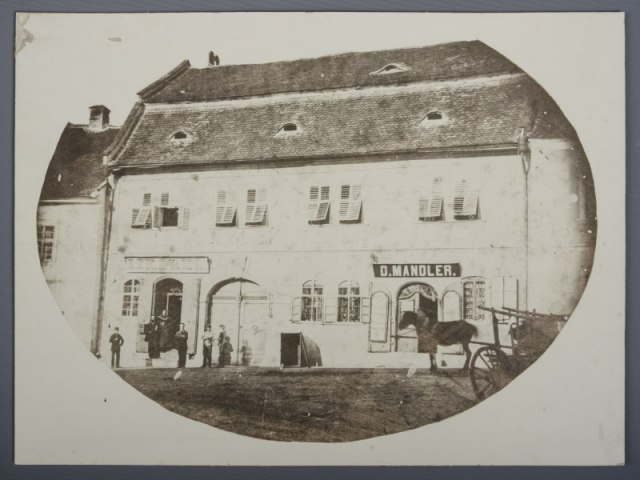 Fotografie domu s lékárnou na Dolním náměstí v Tišnově, 1865–1870, Sbírka Podhoráckého muzea
